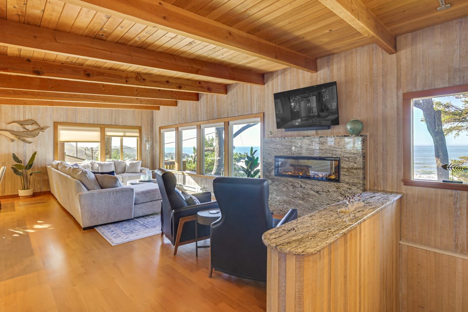 Sanctuary by the Sea! Luxe Living in Lincoln Beach House in Lincoln Beach