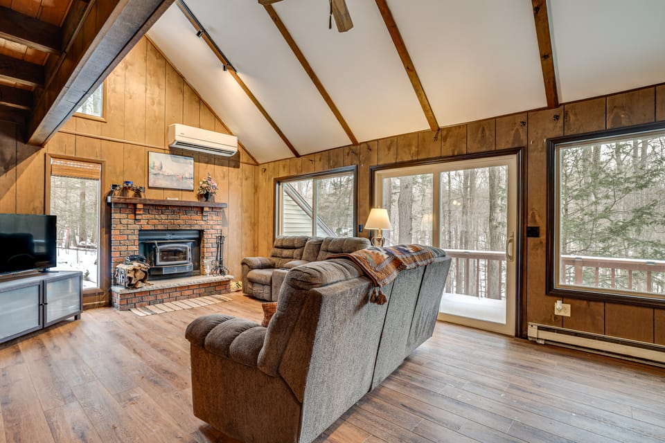 Poconos Retreat in The Hideout Lake Community! House in Lake Ariel
