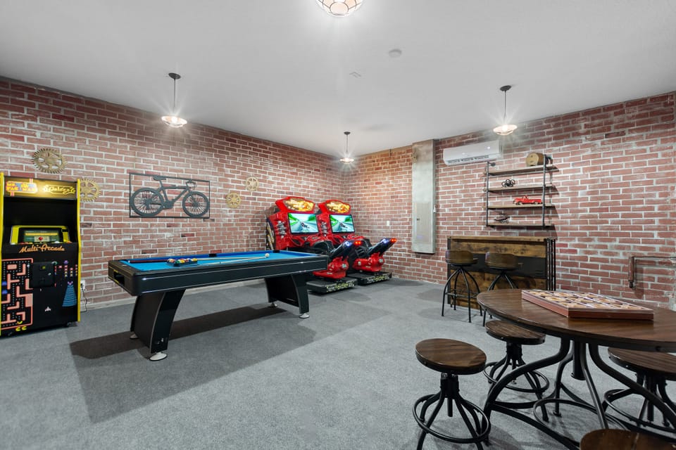 Game Room, Theater & Pool! Ultimate Disney Oasis House in Four Corners