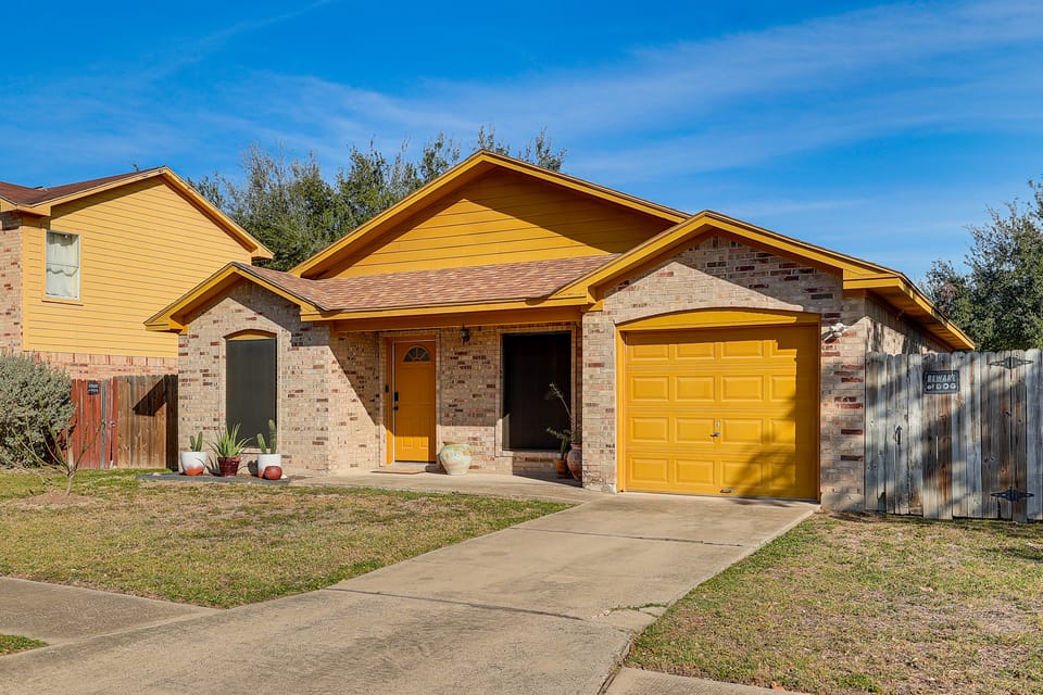 Cozy House by Zinnia Park! Family Home in McAllen House in McAllen