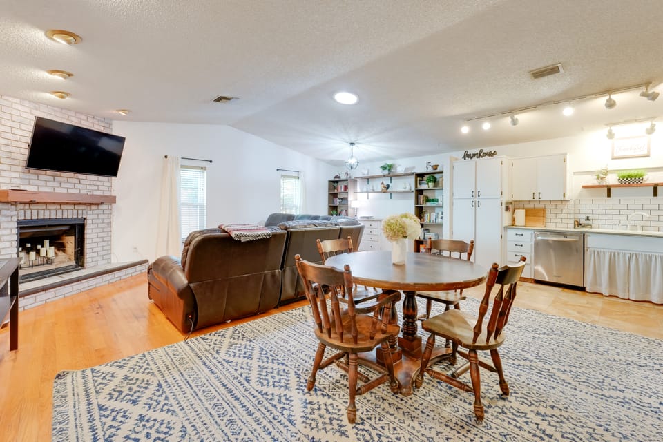 Pool & Patio Access: Breezy Getaway in Palm Harbor Apartment in Palm Harbor