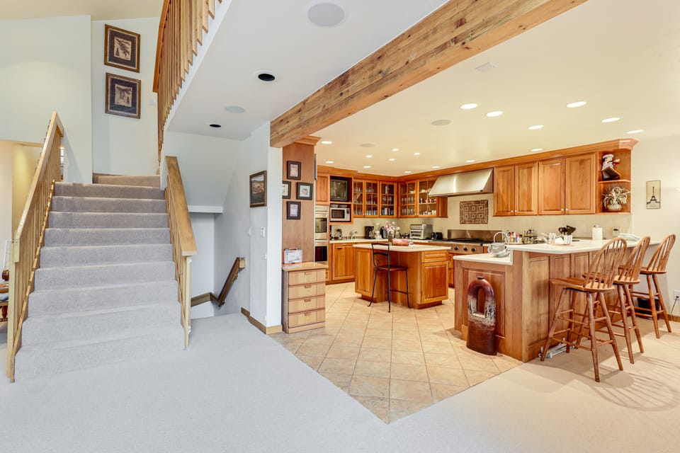 3 Mi to Vail Village: Classic Estate w/ Hot Tub! House in Vail