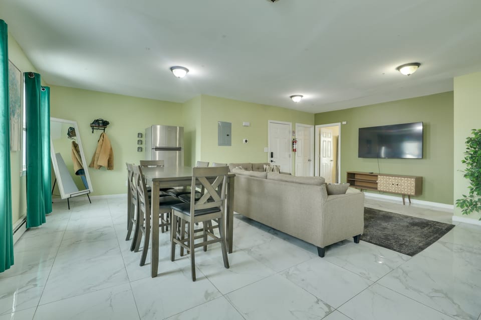 Explore NYC, Parks & Beaches! Top-Floor Apt Apartment in Mount Vernon