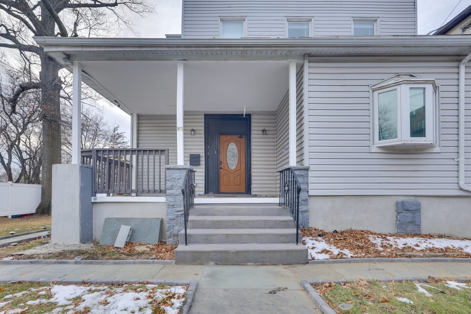 Explore NYC, Parks & Beaches! Top-Floor Apt Apartment in Mount Vernon