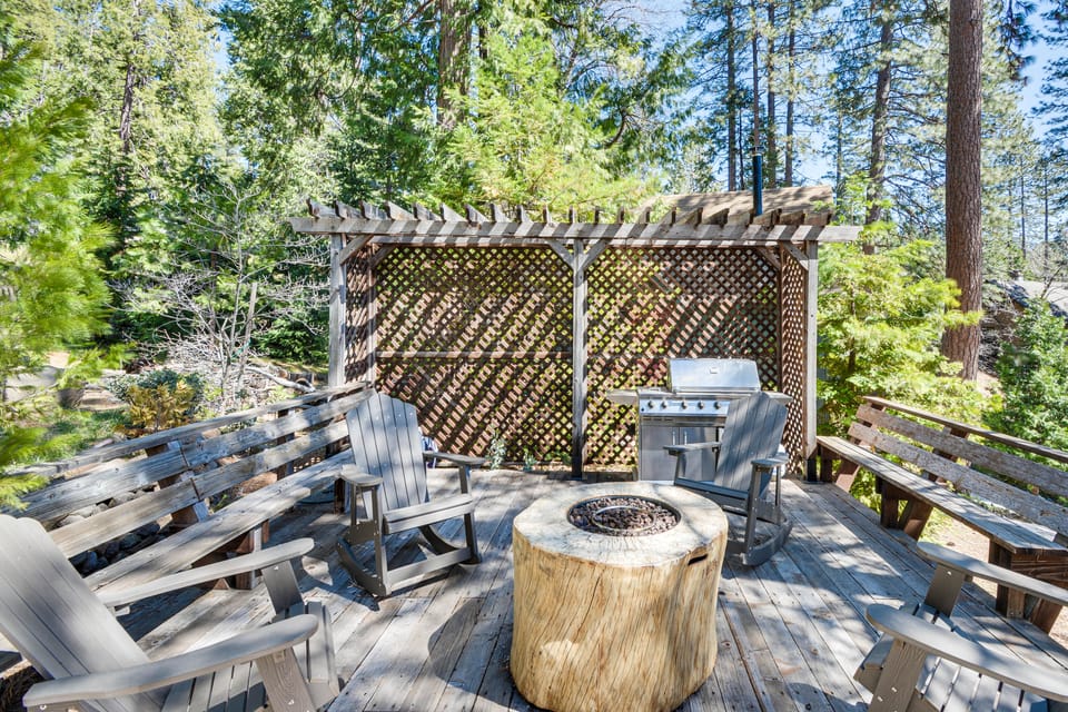 Peaceful Escape in the Pines: Arnold Cabin w/ Deck House in Arnold