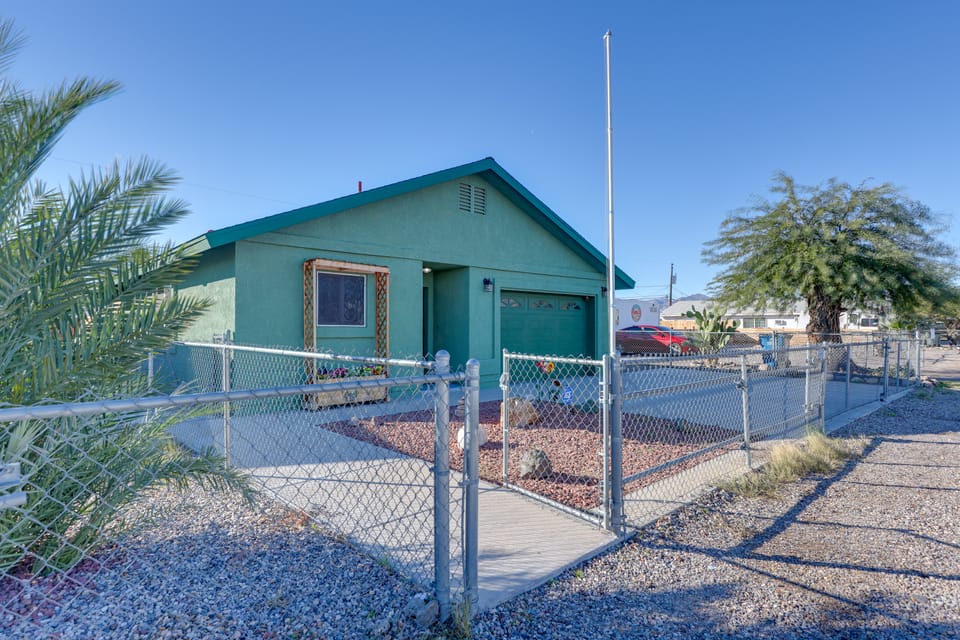2 Mi to Rotary Park! Pet-Friendly Home w/ Fire Pit House in Bullhead City