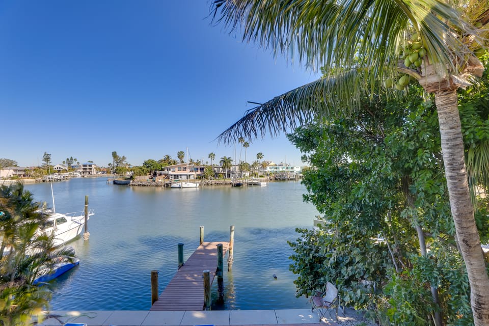 1 Block to Beach! Boutique Condo at John’s Pass Apartment in Madeira Beach