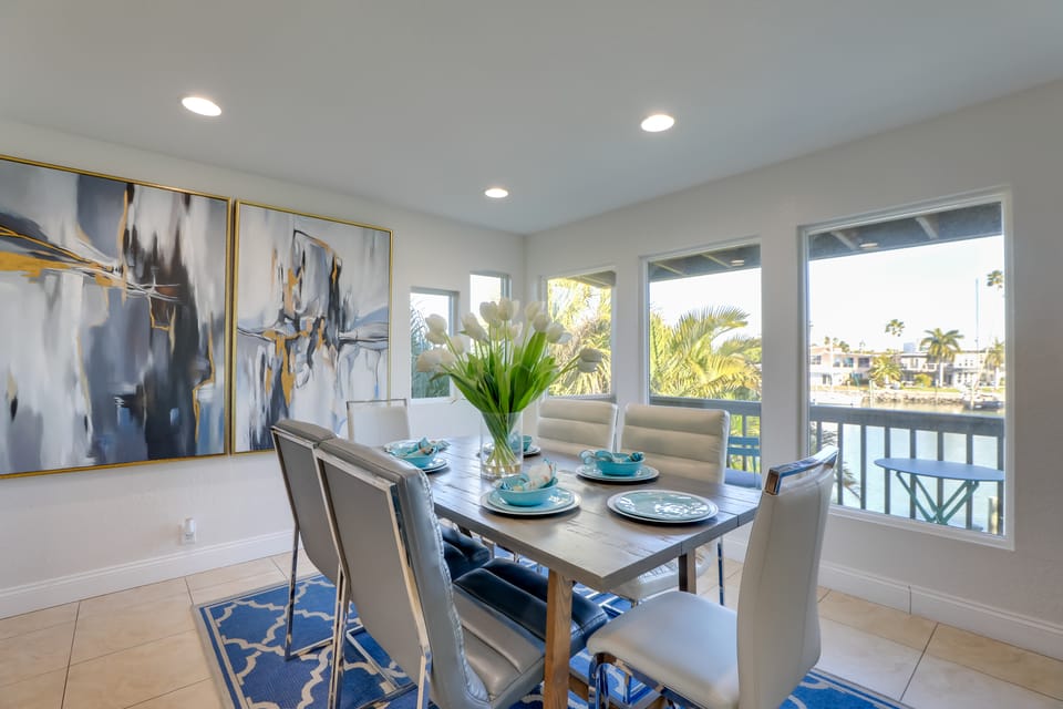 1 Block to Beach! Boutique Condo at John’s Pass Apartment in Madeira Beach