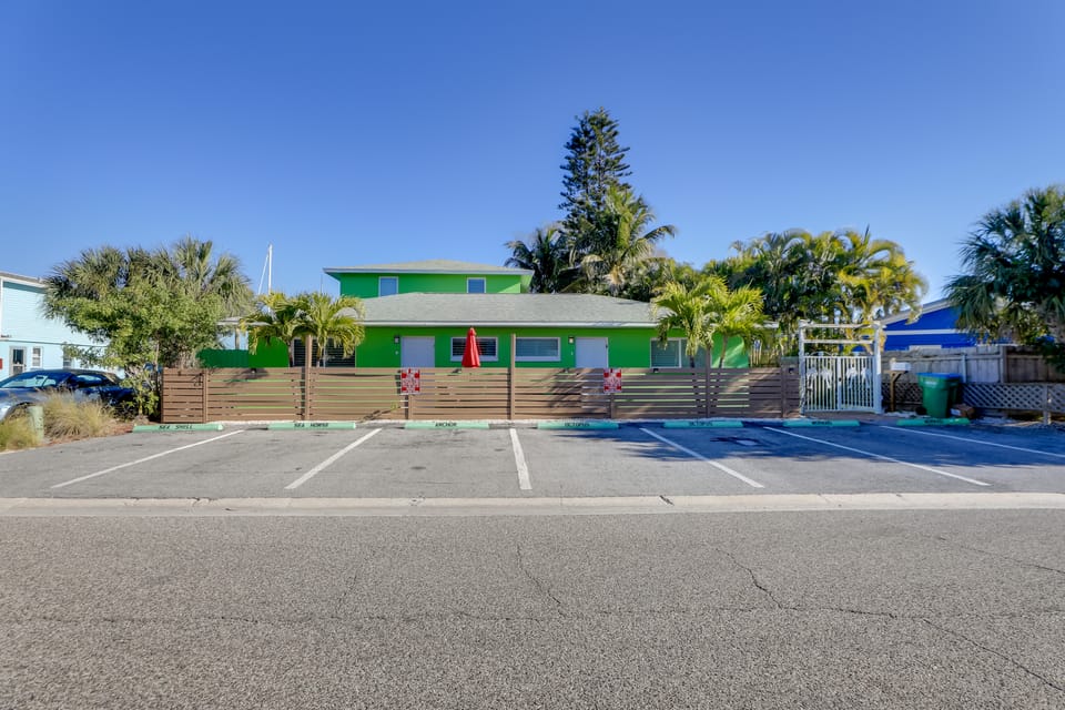 1 Block to John's Pass: Condo w/ Shared Dock! Apartment in Madeira Beach
