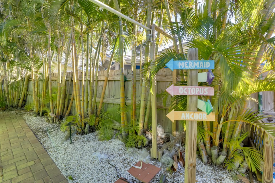 1 Block to John's Pass: Condo w/ Shared Dock! Apartment in Madeira Beach