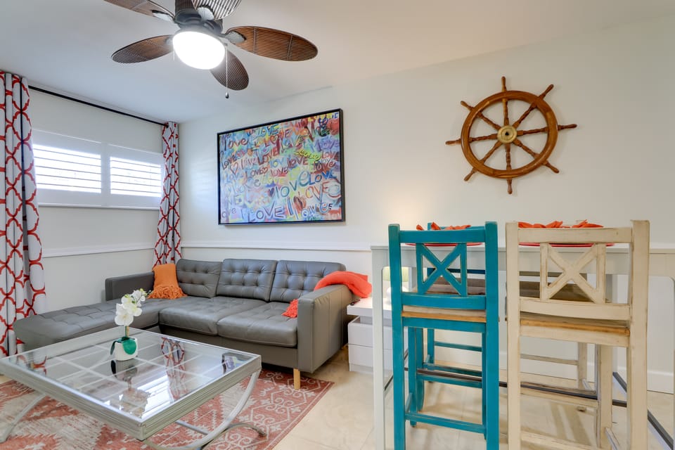 Waterside Retreat! Boutique Condo in Madeira Beach Apartment in Madeira Beach