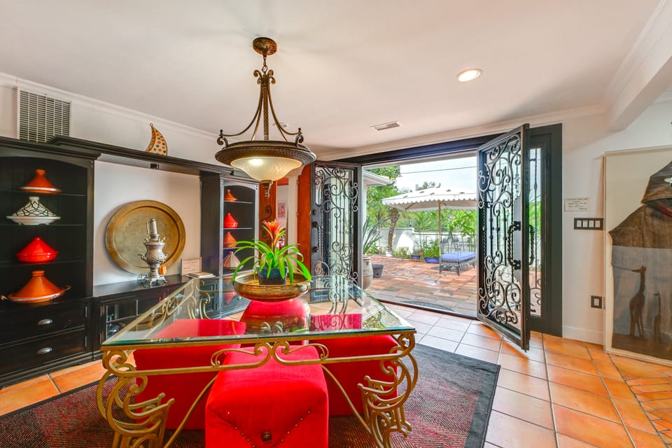 Gather & Unwind Outdoors, Stylish Vista Retreat! House in Vista