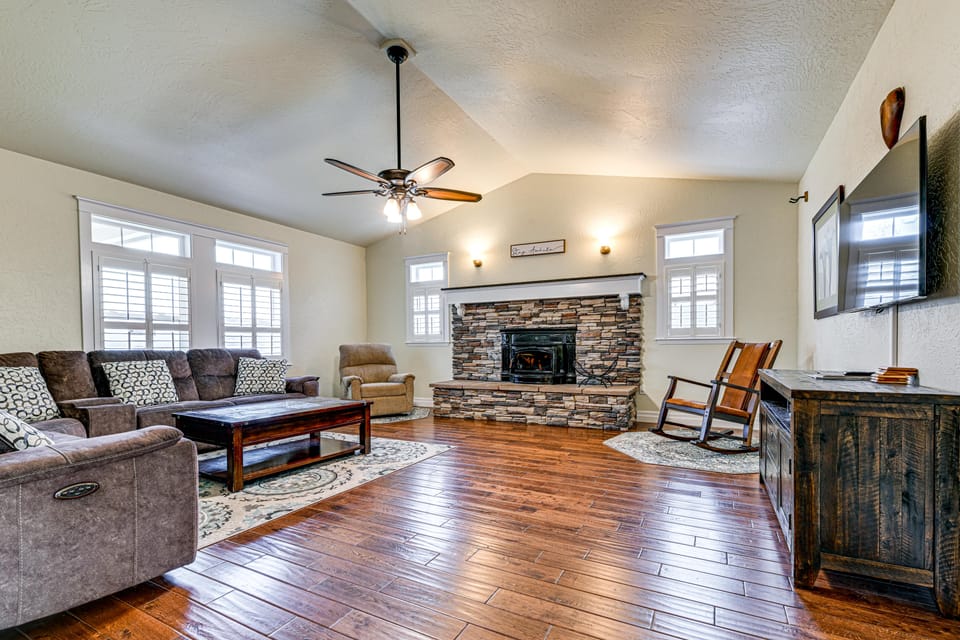 Limpy Creek Access! Family Retreat in Grants Pass House in Oregon