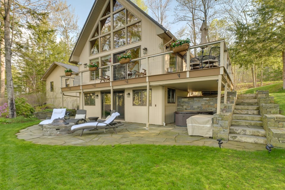 Gateway to Acadia! Green Lake Home w/ Hot Tub House in Dedham