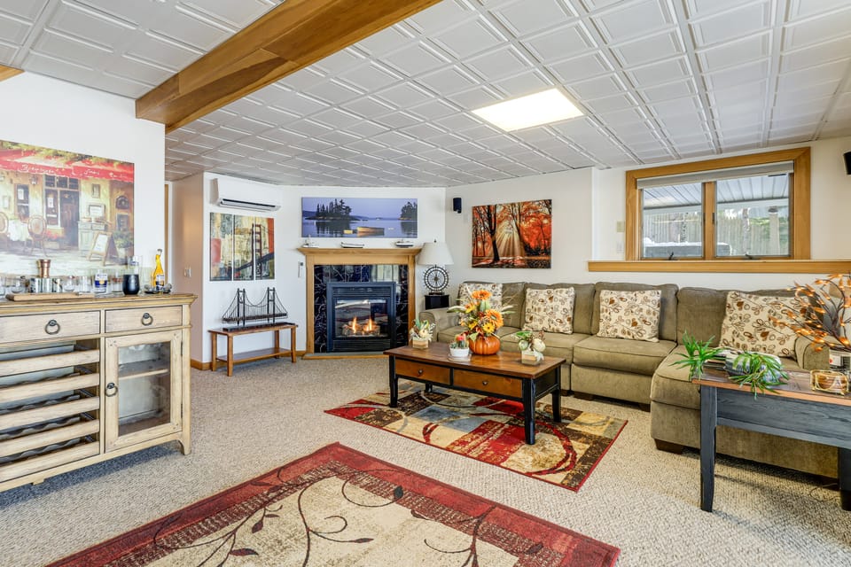 Gateway to Acadia! Green Lake Home w/ Hot Tub House in Dedham