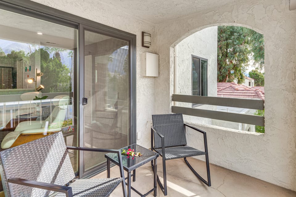 2 Mi to Dtwn Palm Springs! Modern Condo w/ Pool Apartment in Palm Springs