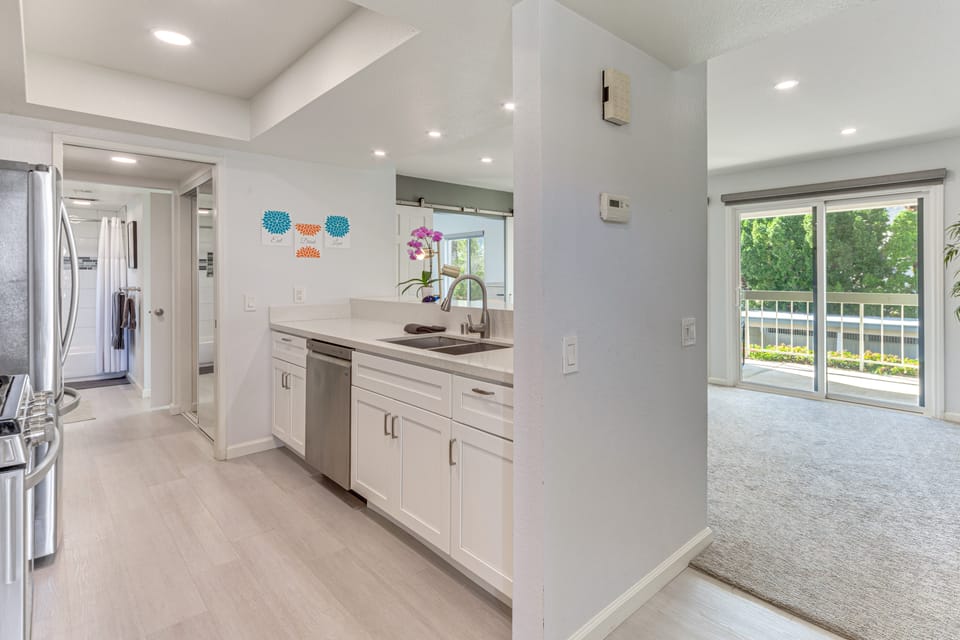 2 Mi to Dtwn Palm Springs! Modern Condo w/ Pool Apartment in Palm Springs