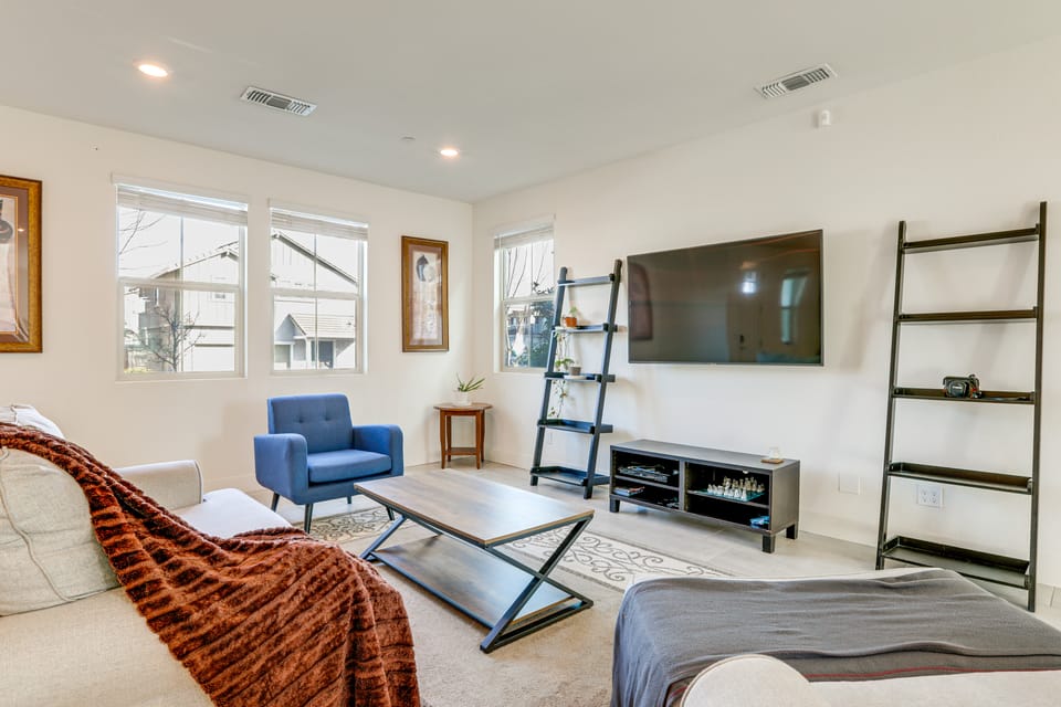 7 Mi to Dtwn Sacramento: Peaceful Gem w/ Patio! House in Sacramento
