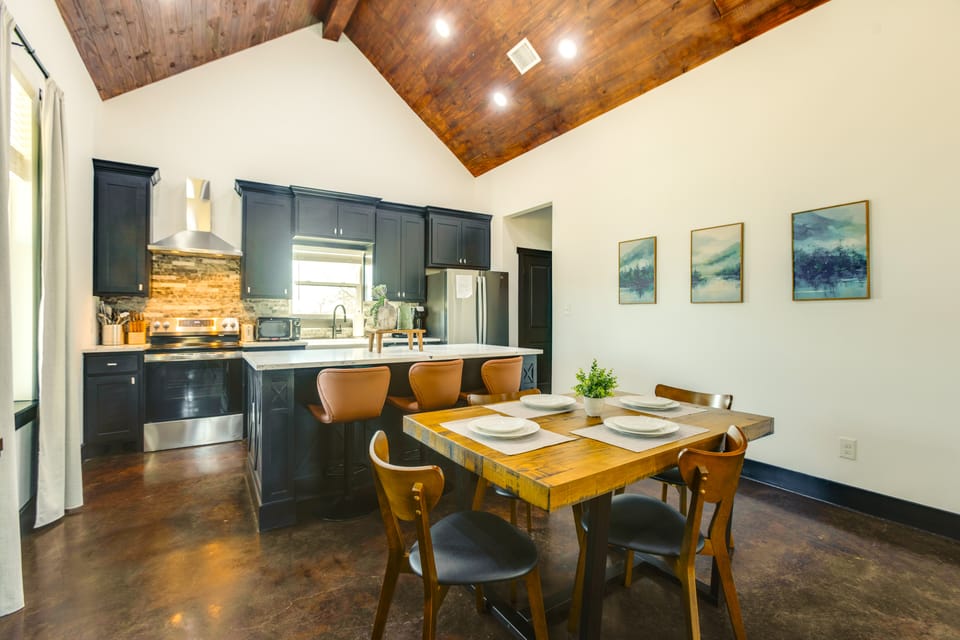 Modern 2BR Near Lake Somerville & Round Top House in Texas