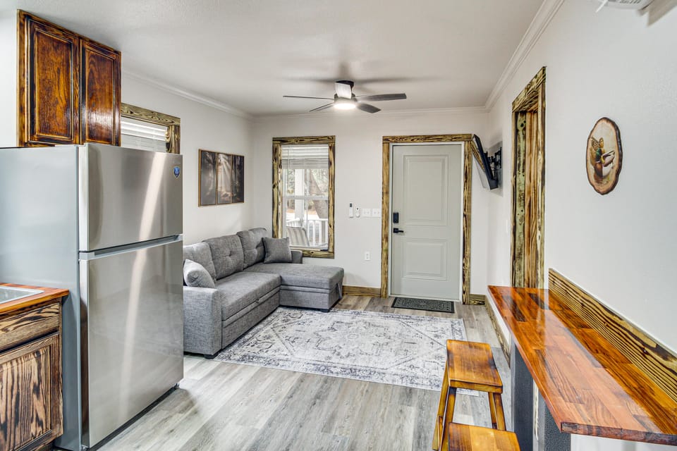 4 Mi to Gulf Coast Winter Classics: Quiet Retreat Cottage in Harrison County