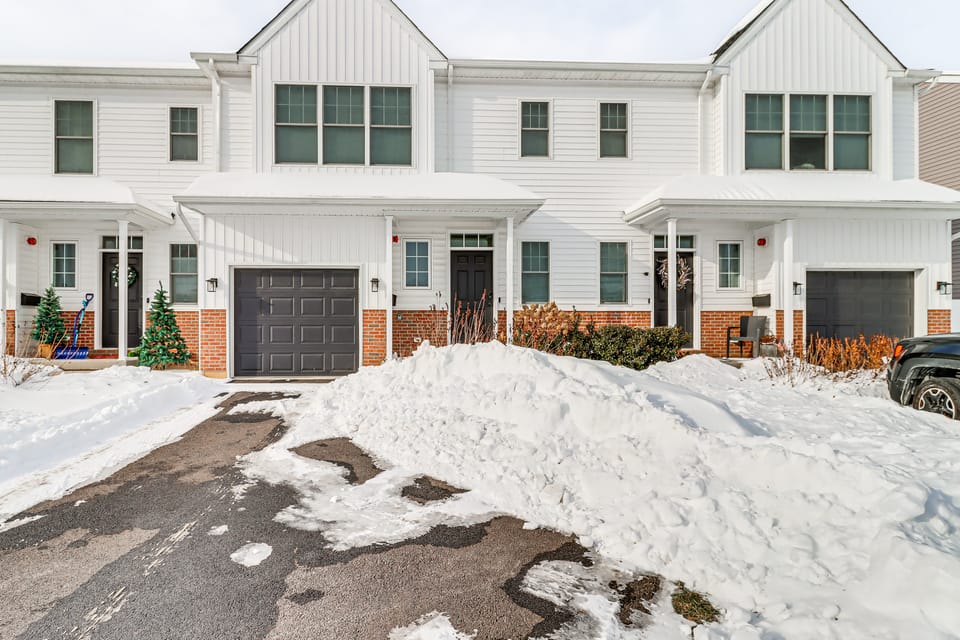 Half-Mi to the Triangle! Chic Emmaus Townhome Apartment in New Jersey