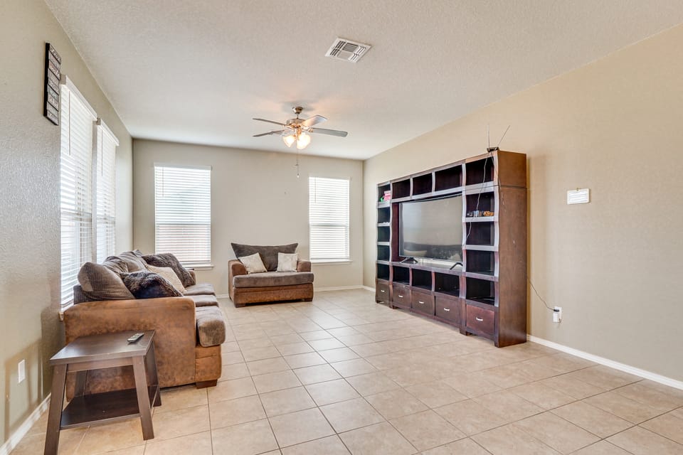 Family Friendly! 2-Story Home Near Georgetown Sq House in Rio Grande