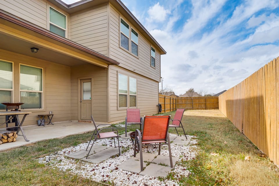 Family Friendly! 2-Story Home Near Georgetown Sq House in Rio Grande