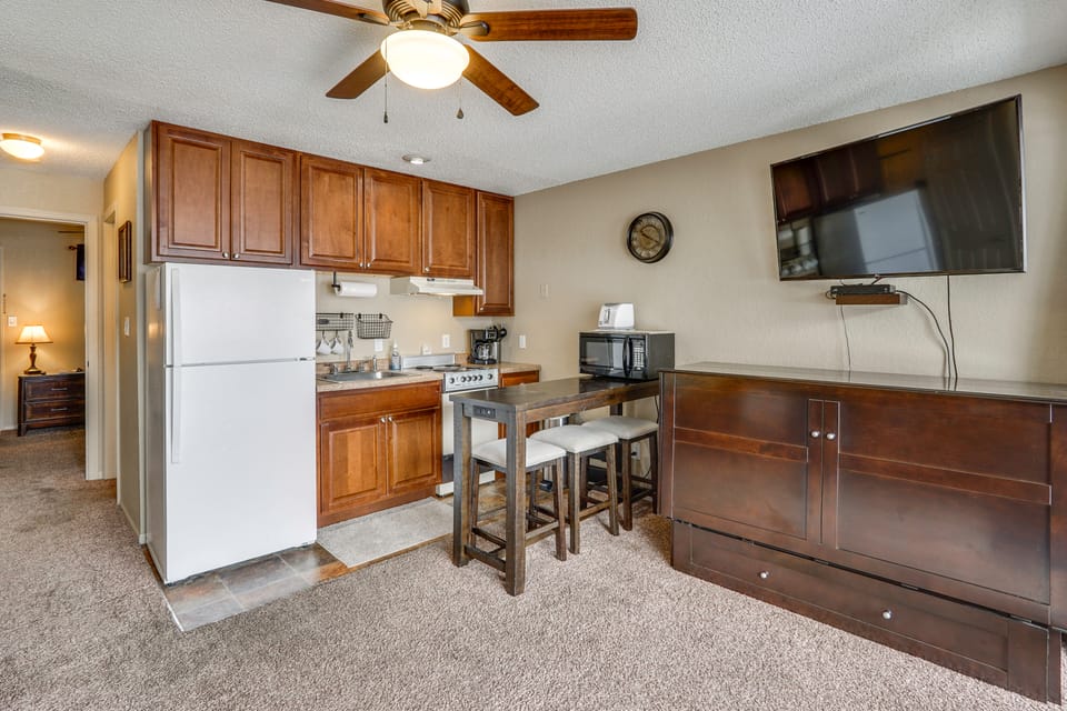 Resort Perks! Waterfront Lake of the Ozarks Gem Apartment in Osage Beach