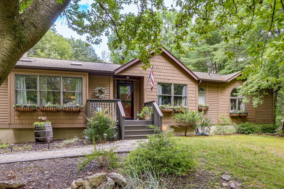 Newly Renovated! Peaceful Saylorsburg Home House in Pocono Mountains