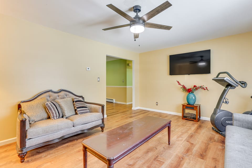 Pet Friendly & WFH Ready! Quiet Hudson Valley Apt Apartment in Hudson Valley