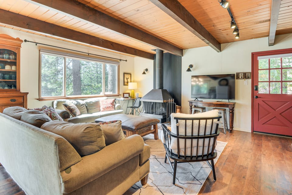 ‘The Green Hideaway’ Arnold Cabin in the Pines! House in Arnold