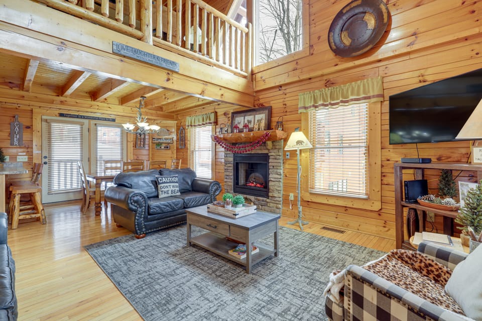 Family Haven w/ Hot Tub! 5 Mi to Dtwn Pigeon Forge House in Pigeon Forge