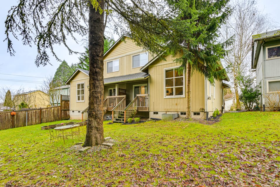 MCM-Inspired Decor & Top Location! Tumwater Duplex Apartment in Tumwater