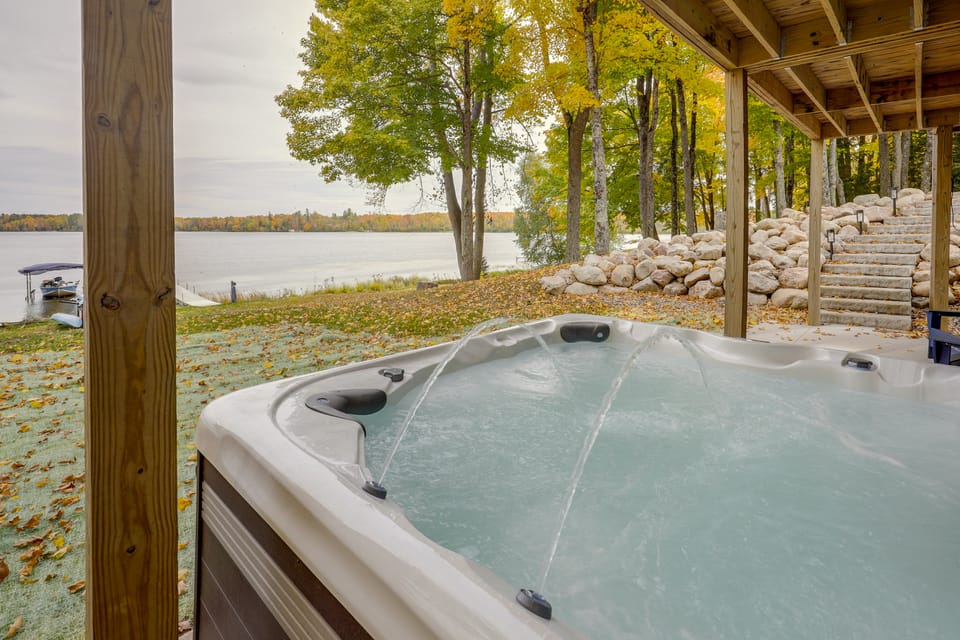 Game Room, Hot Tub! Lakefront Park Falls Cabin House in Wisconsin