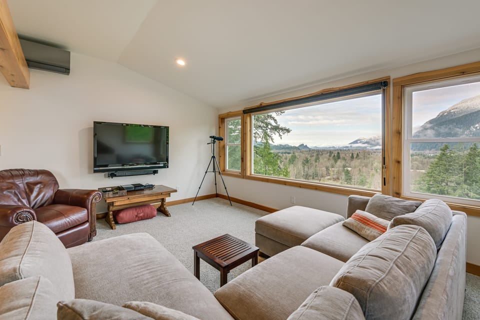 Hike, Fish, Hunt & Ski: Secluded Cascades Cabin! House in Washington