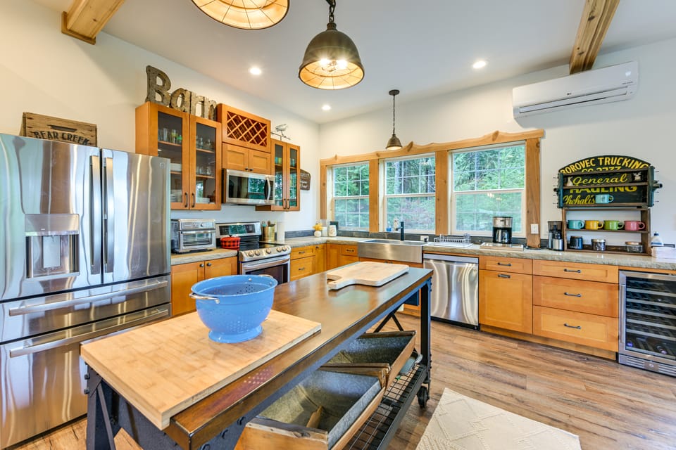 Hike, Fish, Hunt & Ski: Secluded Cascades Cabin! House in Washington