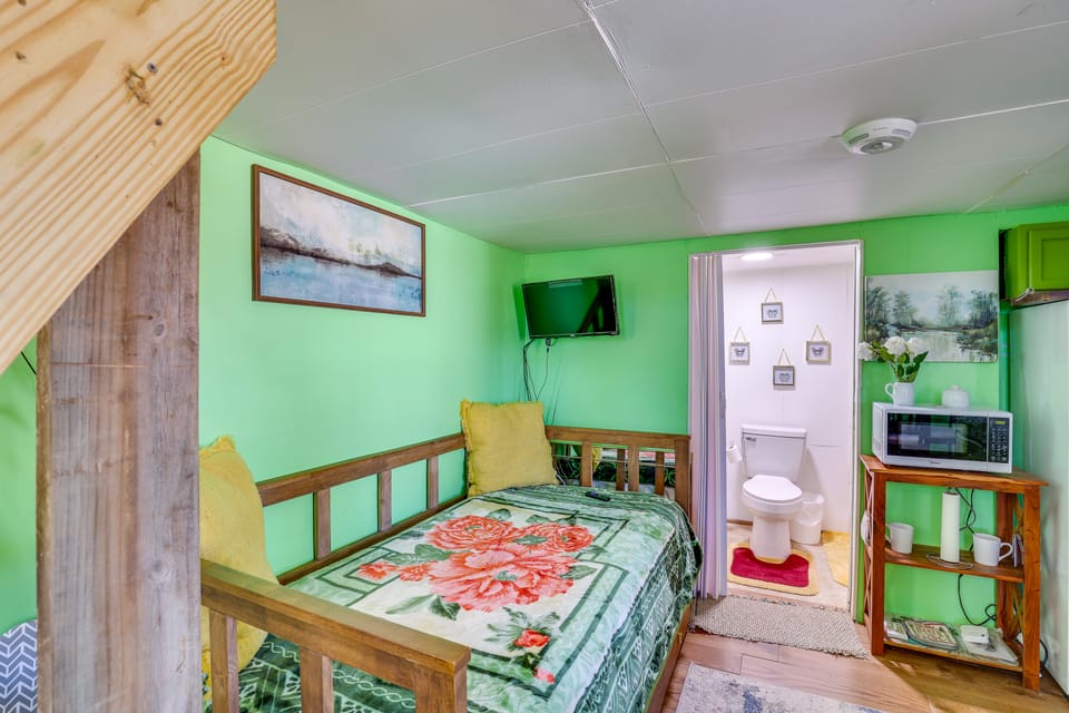 Cozy Cabin in Overton Glamping Community w/ Perks! Apartment in Texas