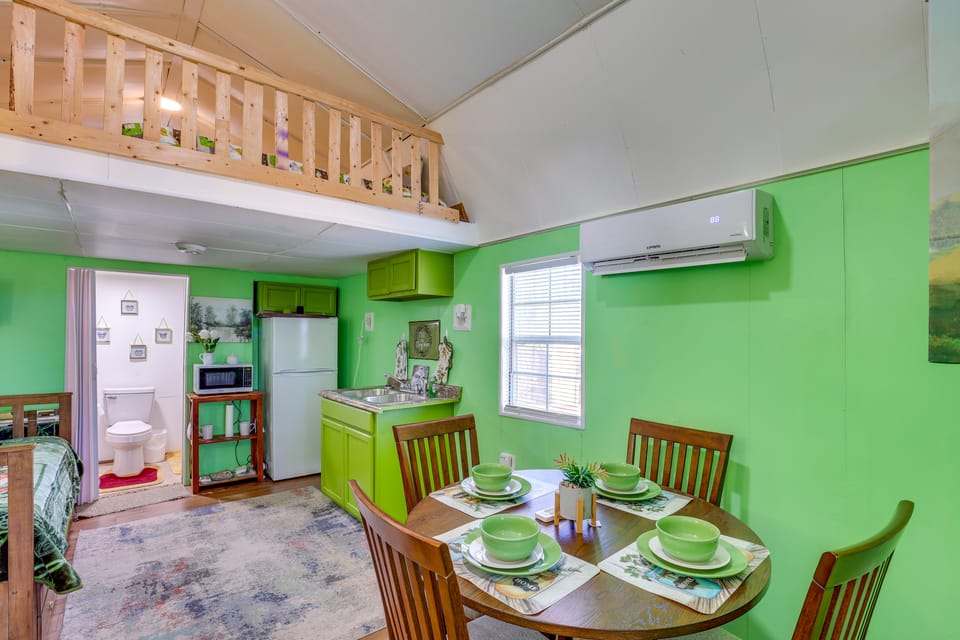 Cozy Cabin in Overton Glamping Community w/ Perks! Apartment in Texas