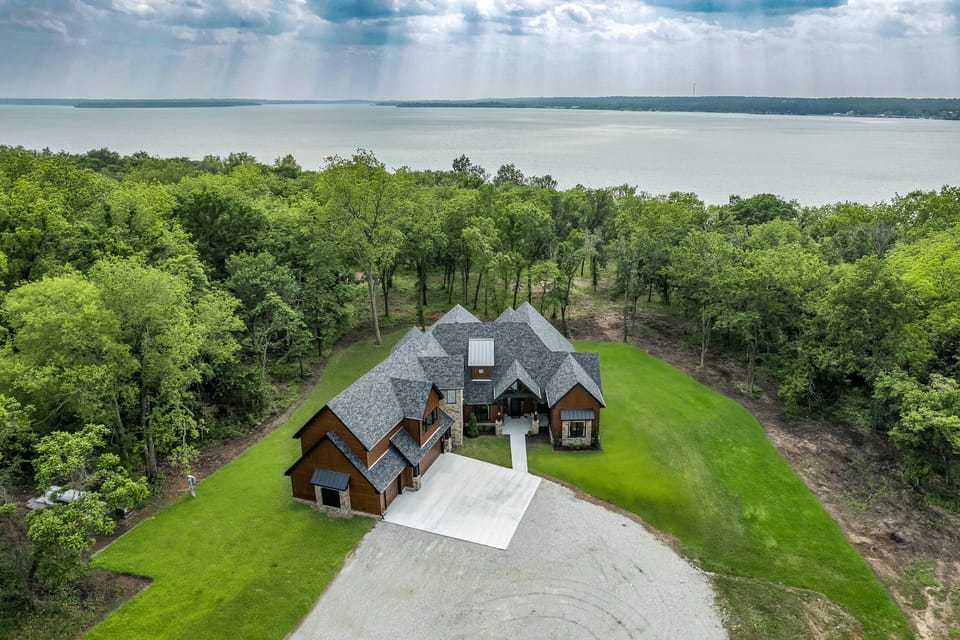 Lakefront Estate on 26 Acres: Hot Tub & Games House in Ozark Mountains
