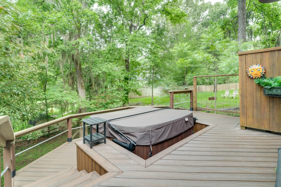 Private Hot Tub & Dock! Lakefront Log Cabin Oasis House in Lake Livingston