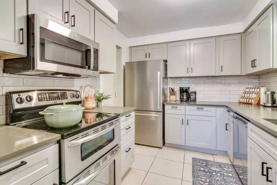 Peace & Serenity in Gresham! Sleek Home w/ Yard House in Gresham