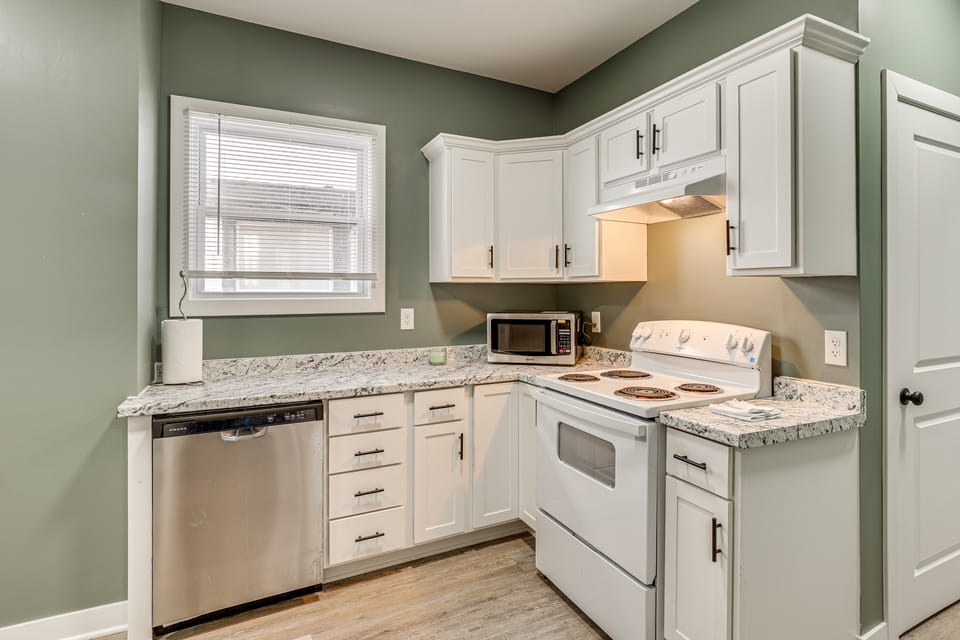 Nurse-Ready Kansas City Townhome Near Hospitals Apartment in Kansas City