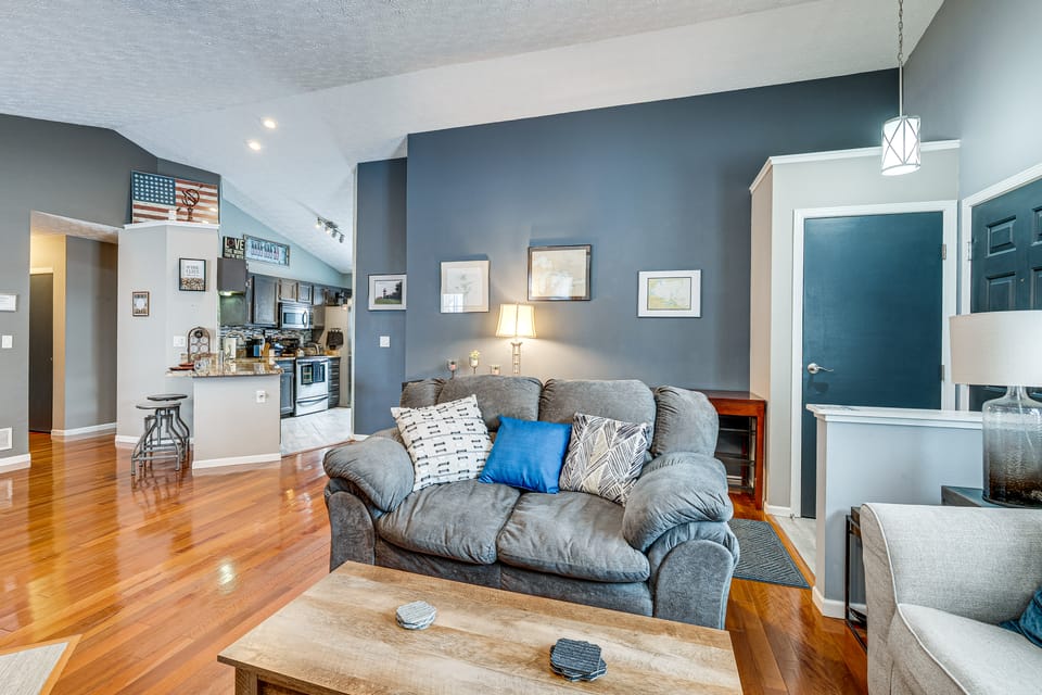 'Castlerea Casa!' Columbus Area Home w/ Yard House in Hilliard