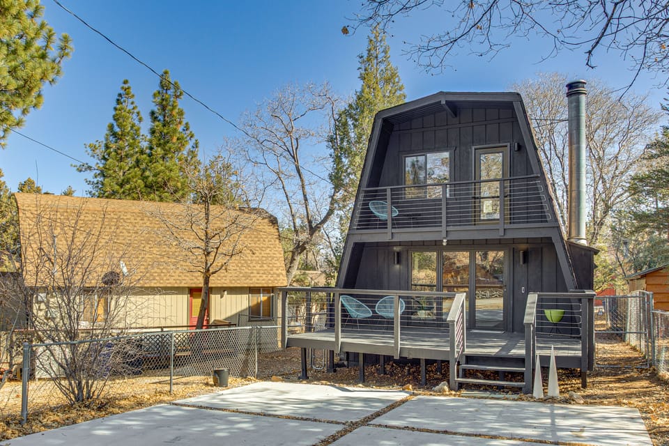Mid-Century Cabin w/ Hot Tub Mins to Bear Mountain House in Southern California