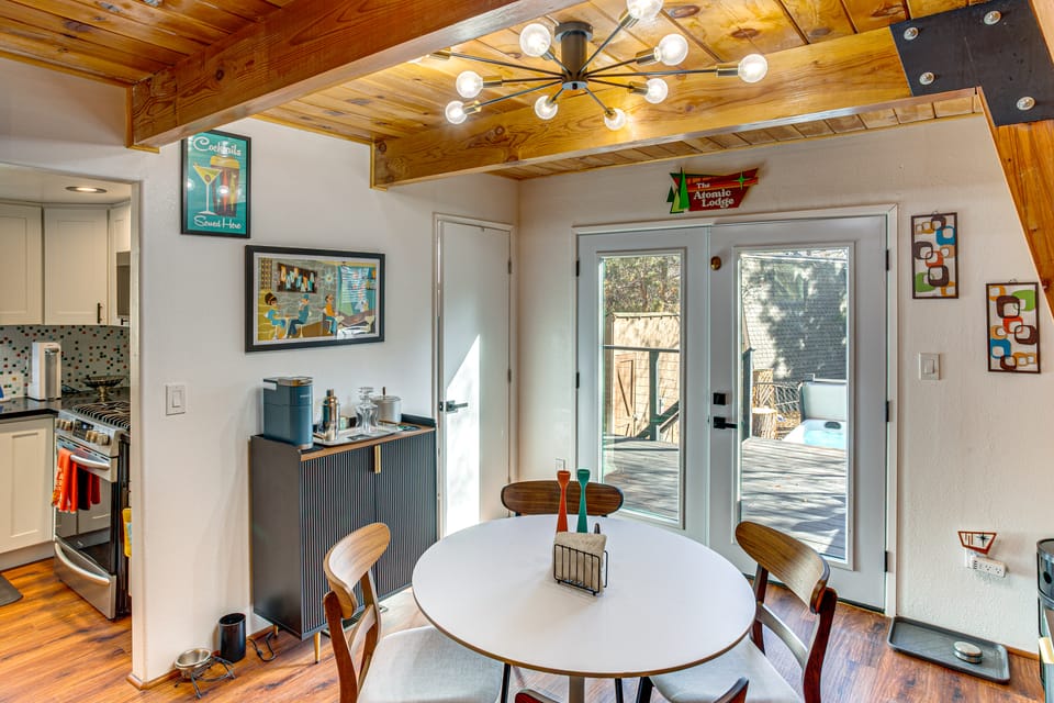 Mid-Century Cabin w/ Hot Tub Mins to Bear Mountain House in Southern California
