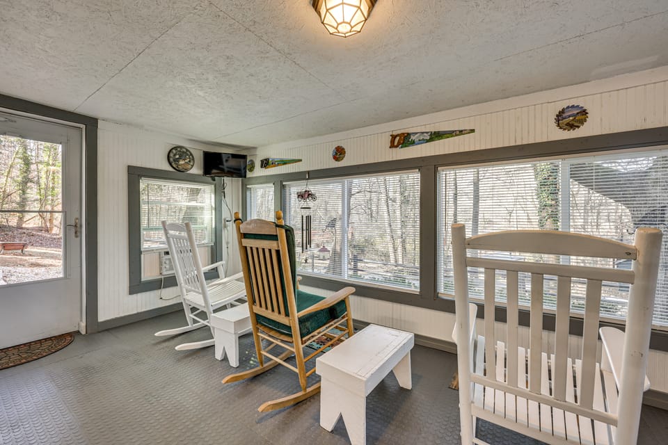 Gazebo, Fire Pit! Woodsy Cabin By Black Rock Mtn House in Mountain City