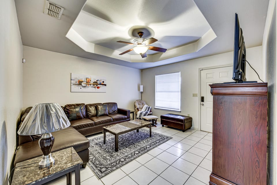 Hot Tub! Dog-Friendly Gem 6 Mi to Dtwn Brownsville House in Brownsville