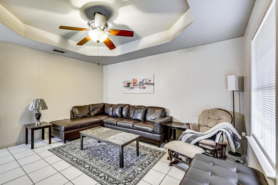 Hot Tub! Dog-Friendly Gem 6 Mi to Dtwn Brownsville House in Brownsville