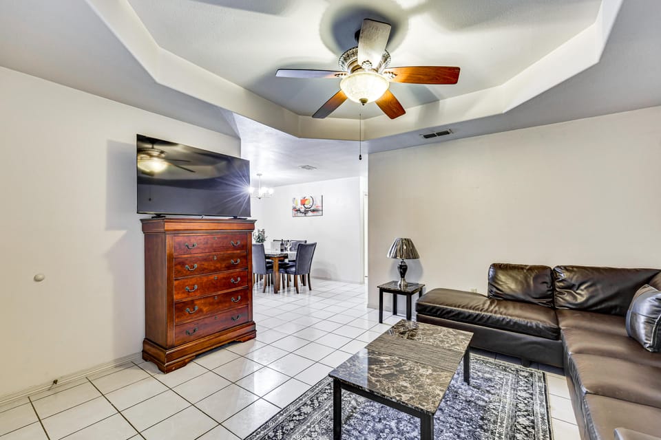 Hot Tub! Dog-Friendly Gem 6 Mi to Dtwn Brownsville House in Brownsville