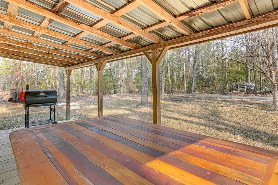 Fish Sam Rayburn! Secluded Cabin w/ Deck & Grill House in Toledo Bend Reservoir